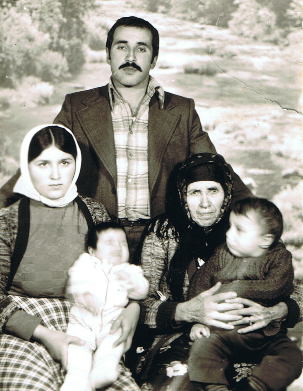 Zeynep - Ali - Meneske (Mete Meno; Vefat: 18.06.1992) Pamuk - Cocuklar: Filiz ve Suna Pamuk